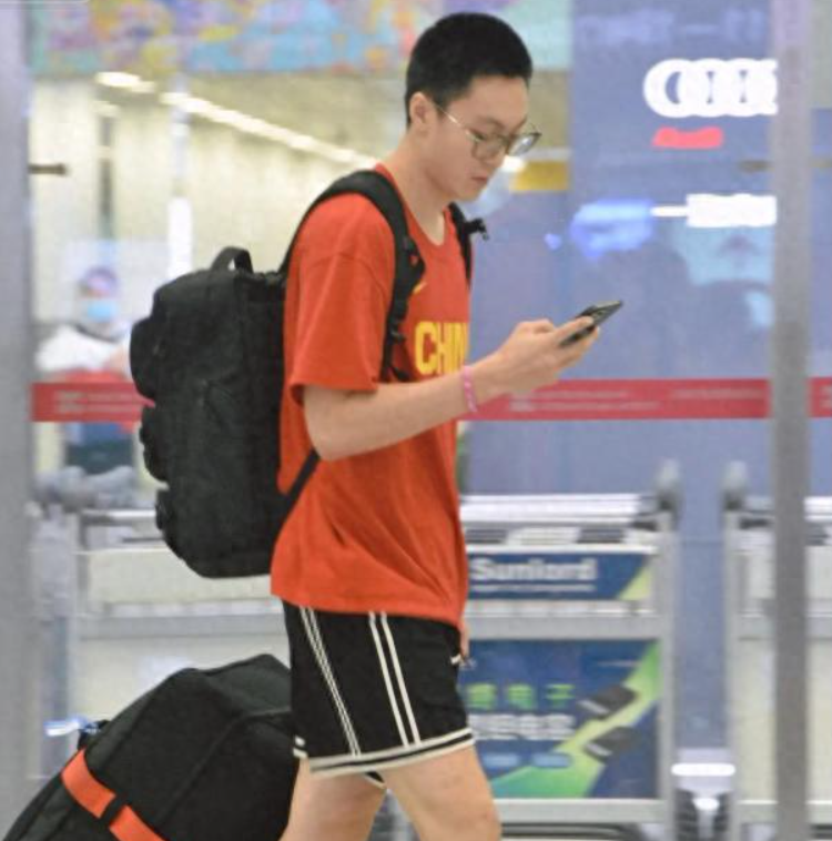 亲自到机场 亲自到机场